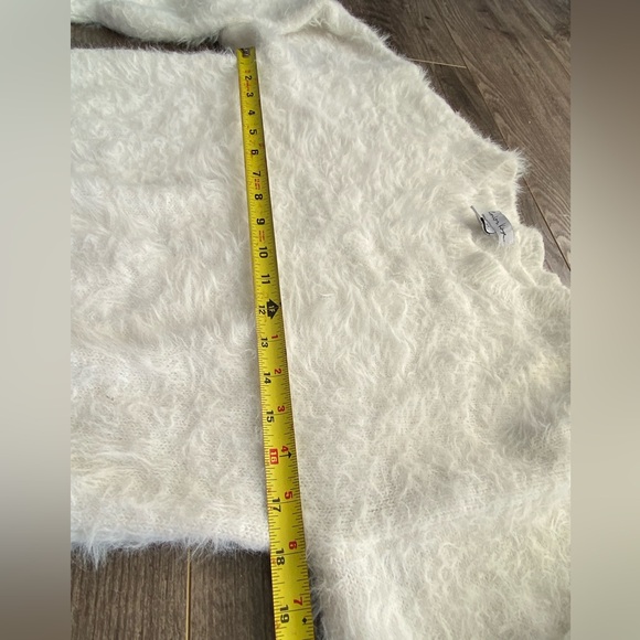 London Kaye white oversized fluffy fuzzy crewneck knit sweater w/ balloon sleeve - Picture 9 of 10